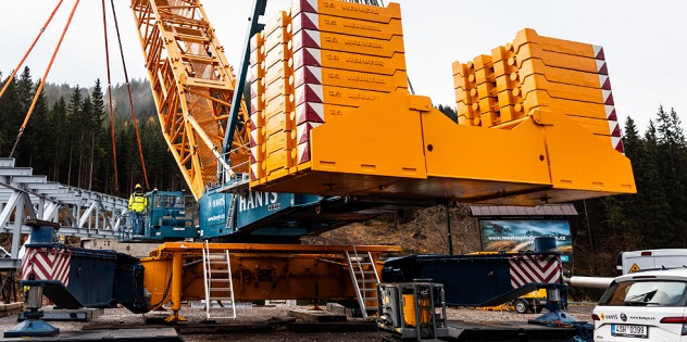 

Největší jeřáb instaloval most budoucího propojení ve Špindlu